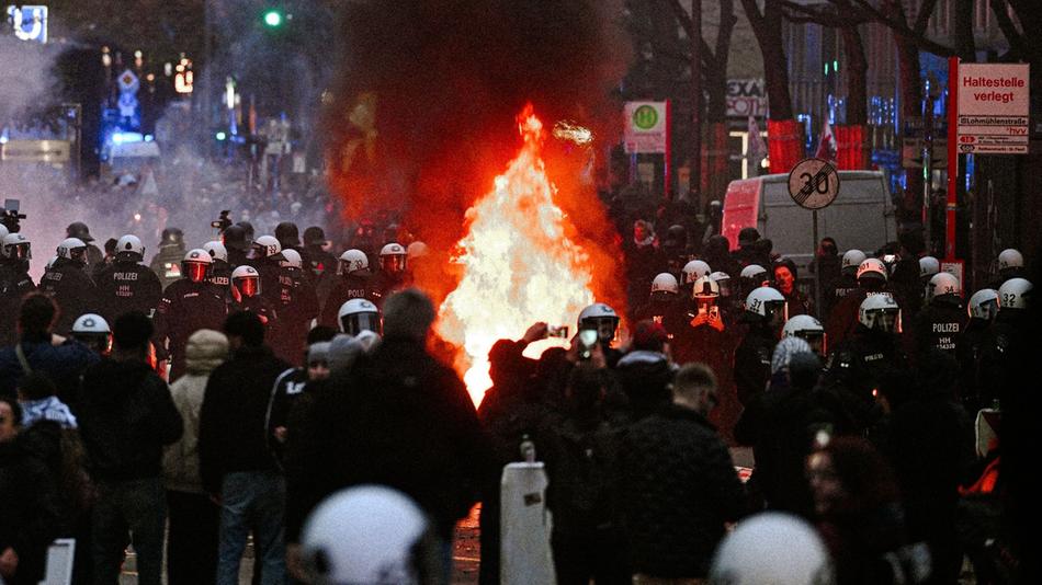 Hamburg, Frankfurt, Köln - nicht überall bleiben die Jugendproteste friedlich