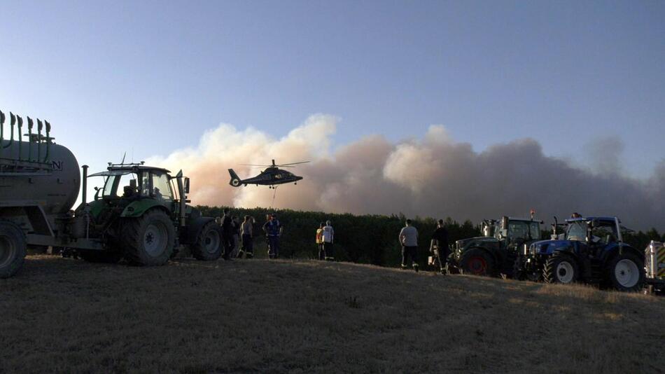 Waldbrand bedroht Ortsteil – 1.800 Menschen evakuiert
