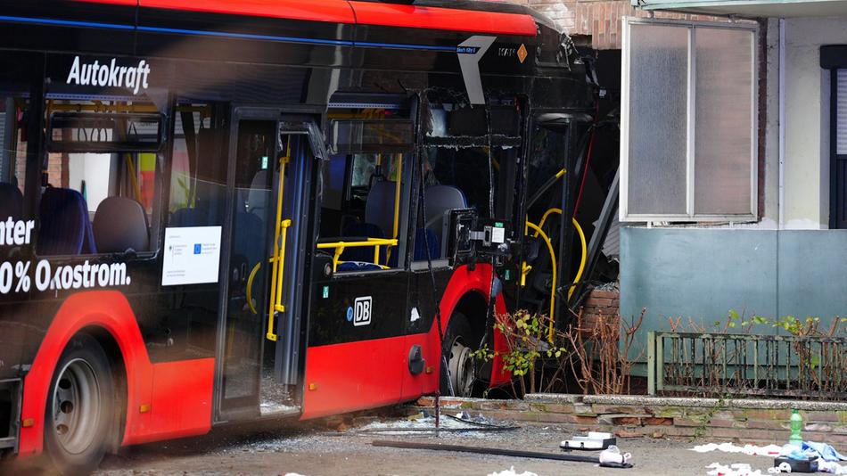 Schulbus mit 20 Kindern verunglückt