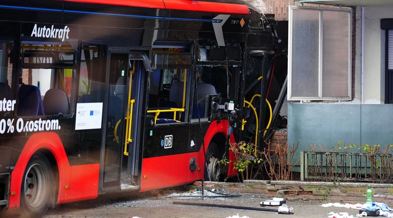Schulbus mit 20 Kindern fährt in Hauswand