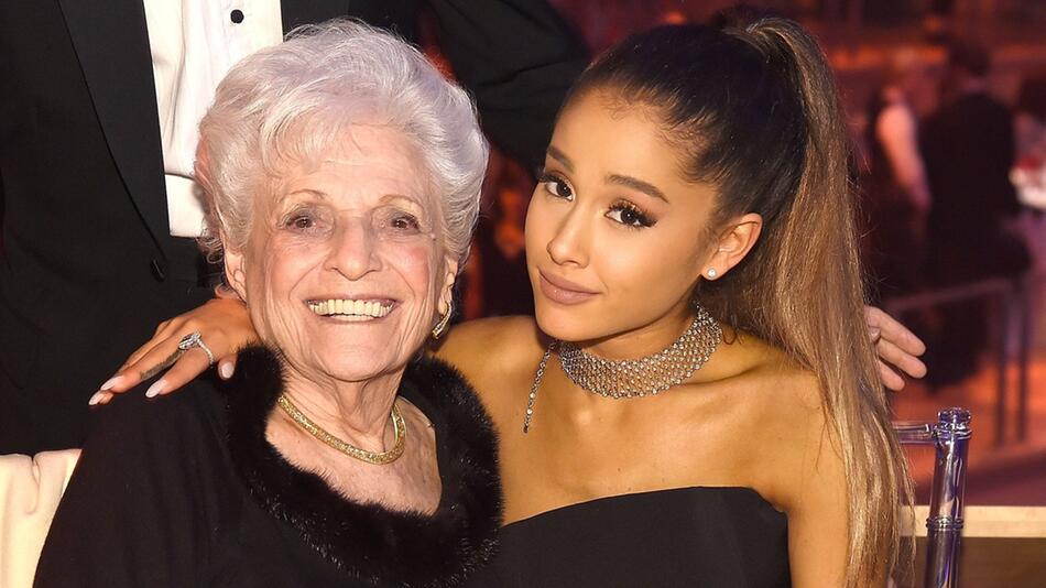 Ein Herz und eine Seele: Ariana Grande nimmt ihre Großmutter Marjorie gerne mit zu ...