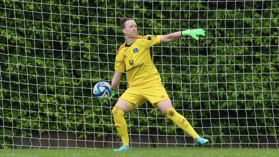 Almuth Schult beim Abwurf aus dem Tor des Hamburger SV