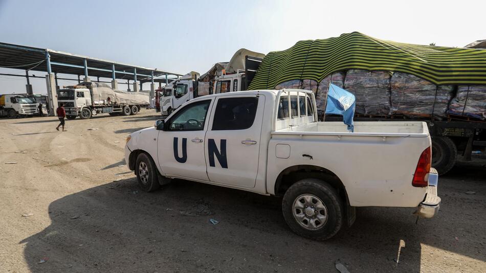 Israel stops UN convoy due to suspicious persons