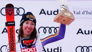  Die deutsche Kira Weidle Winkelmann feiert auf dem Podium nach ihrem zweiten Platz. 