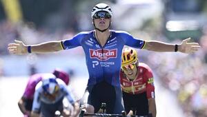 Mathieu van der Poel jubelt nach seinem Etappensieg bei der Tour de France.