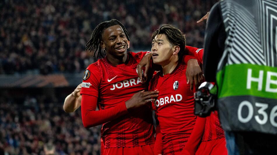 Manzambi trifft sensationell! Freiburg nimmt Kurs aufs Finale