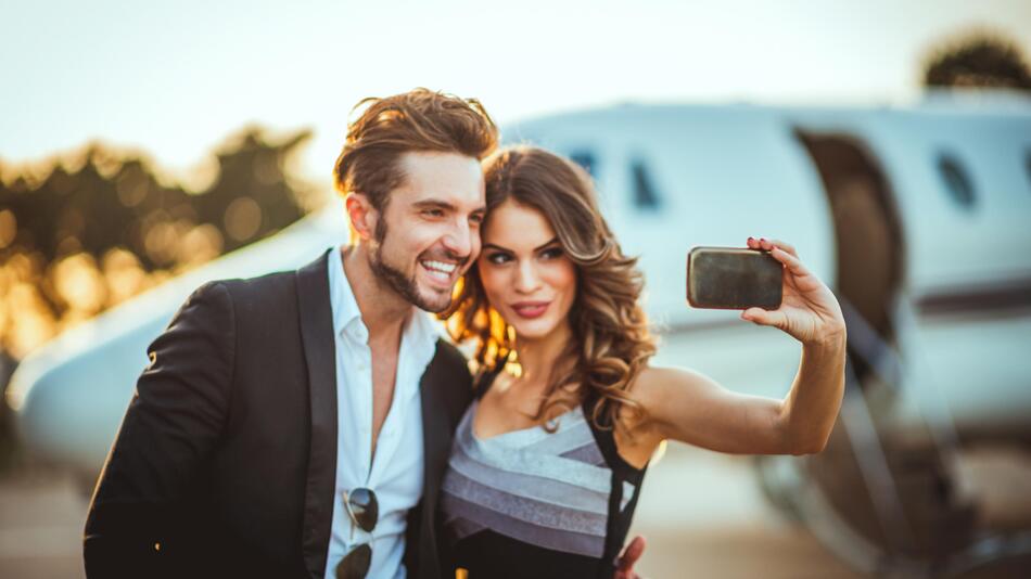 Je mehr Paarfotos man postet, desto glücklicher die Beziehung – oder?