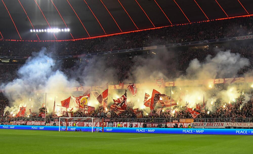 FC Bayern Fans zünden Pyrotechnik