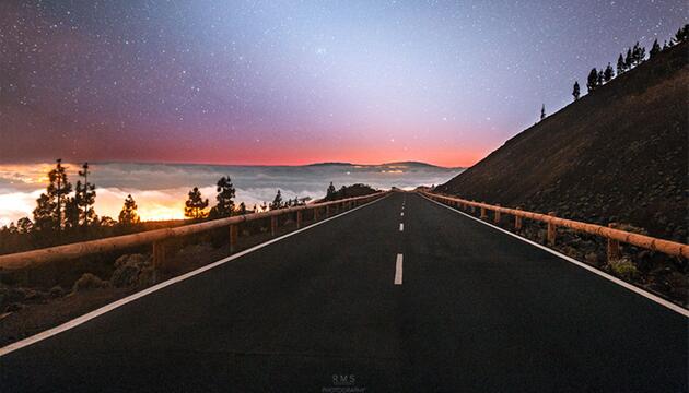 Zodiakallicht am Ende einer Straße, die zum Teide-Nationalpark führt