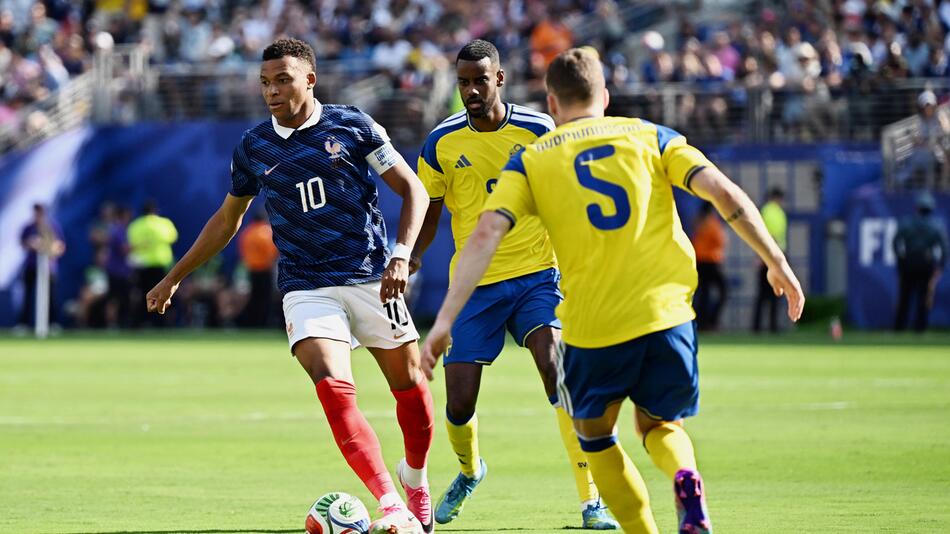Mbappé knapp im Abseits: Frankreich zieht das Tempo langsam an