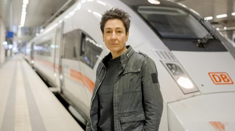Dunja Hayali blickte für "Am Puls mit Dunja Hayali - Unsere Bahn: geliebt, verflucht ...