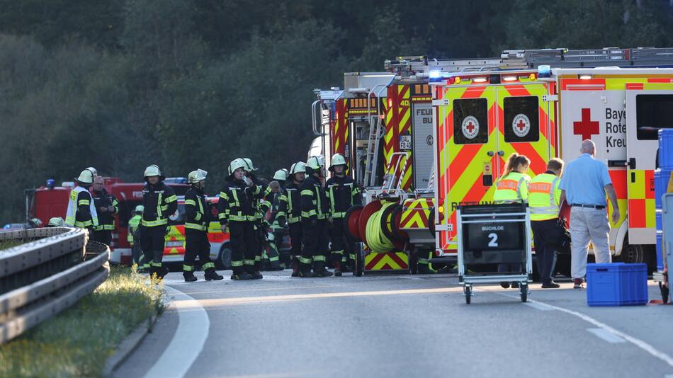 Reisebus auf A96 umgekippt – zwei Tote und mehrere Verletzte