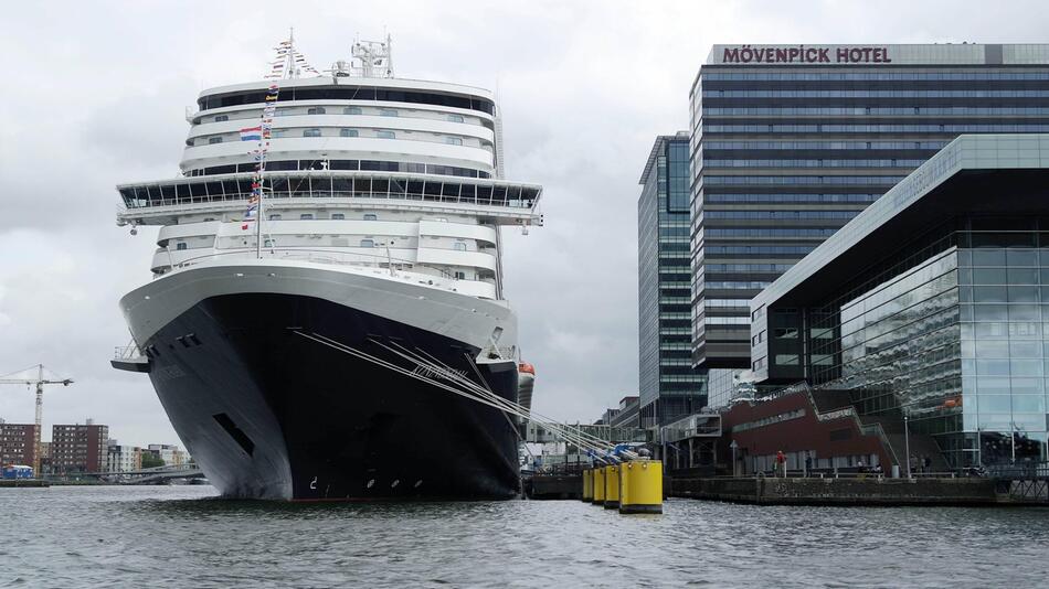 Kreuzfahrtschiff in Amsterdam