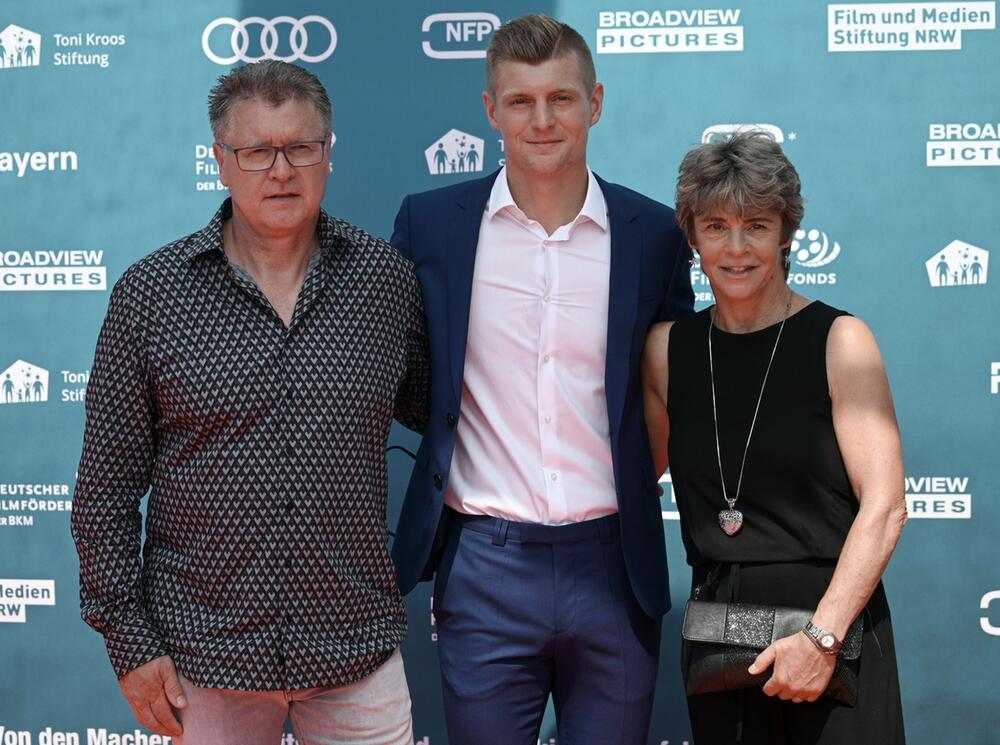 Roland Kroos, Toni Kroos und Birgit Kroos im Rahmen der Vorstellung der Doku über Toni Kroos