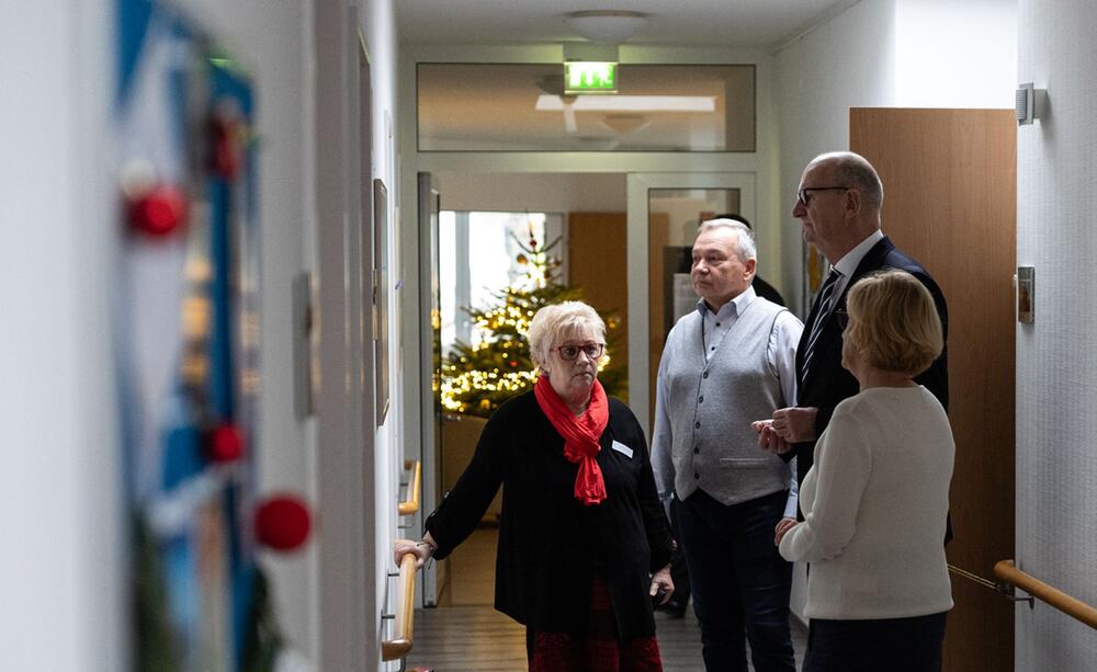 Brandenburgs Ministerpräsident Woidke besucht Hospiz