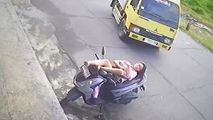 Zentimeter entscheiden: Frau entspannt sich auf Roller – da kommt ein Lkw angerast