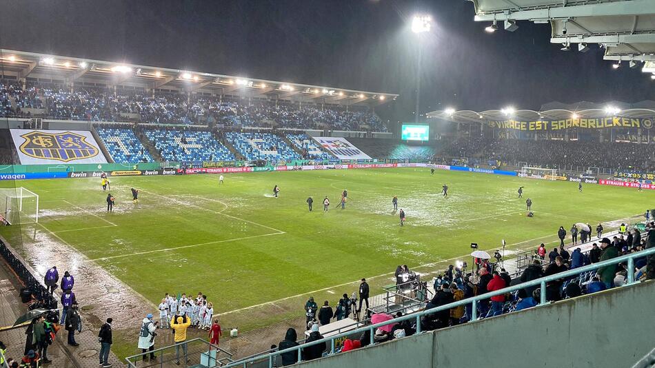 Der Platz des 1. FC Saarbrücken stand in dieser Saison des Öfteren unter Wasser.
