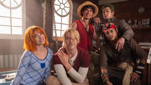 "One Piece"-Stars beim Dreh von Staffel zwei (v.l.): Emily Rudd, Taz Skylar (Sanji), Iñaki Godoy ...