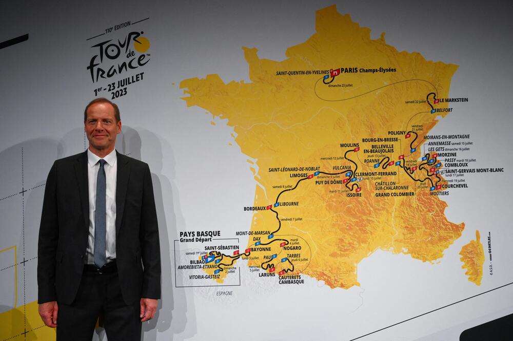 Tour-de-France-Generaldirektor Christian Prudhomme am 27. Oktober 2022 vor der Tour-Karte für 2023