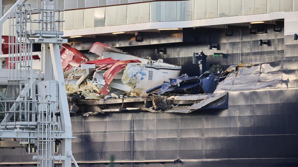 Deutsches Kreuzfahrtschiff rammt Frachter