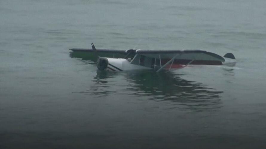 Im Meer gelandetes Flugzeug