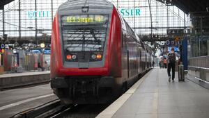 Ein Regionalzug der deutschen Bahn fährt in den Hauptbahnhof von Köln ein.