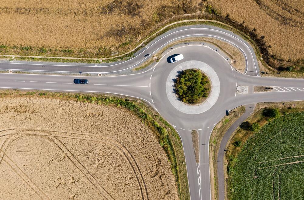 Luftaufnahme eines Kreisverkehrs