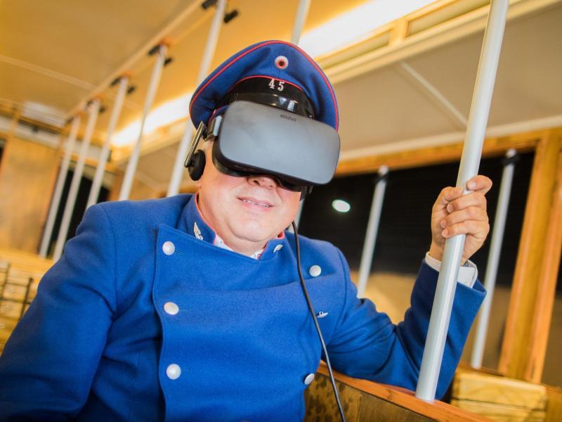 Straßenbahnfahrer mit VR-Brille