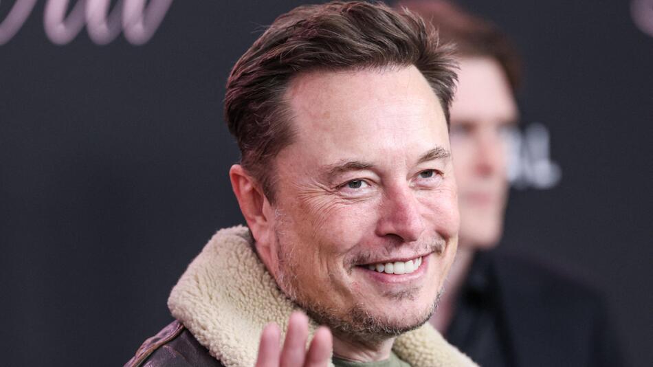 Elon Musk hat im Jahr 2022 die Plattform Twitter übernommen und sie in X umbenannt.