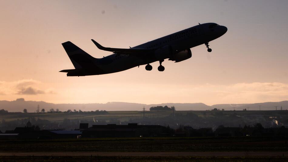 Flugzeug landet am frühen Morgen