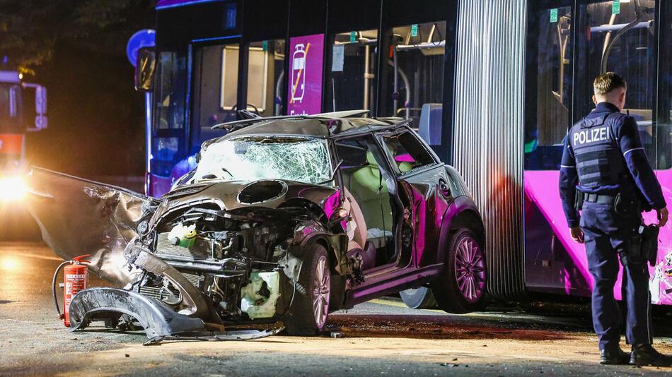 Fahrer verursacht Unfall und flieht – vier junge Menschen schwer verletzt