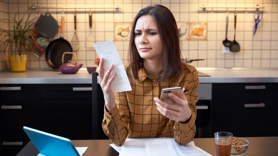 Frau Kassenzettel Finanzen prüfen