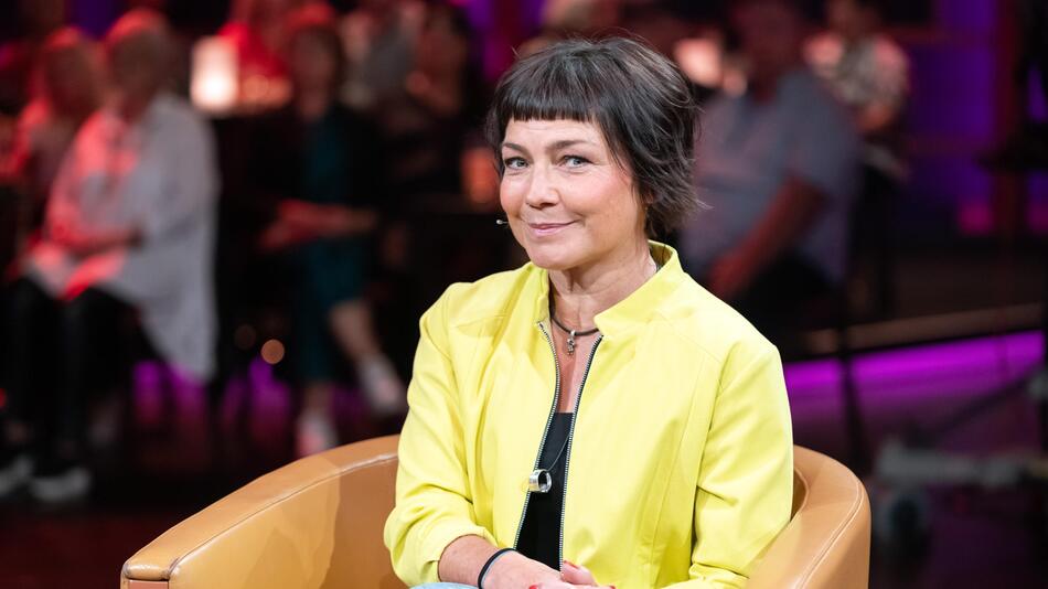 "Go Trabi Go"-Star Claudia Schmutzler heiratet sich selbst