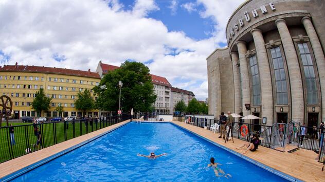 Baden vor der Volksbühne