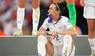 Überglücklich beißt Lucy Bronze 2022 im Londoner Wembley auf ihre EM-Goldmedaille.