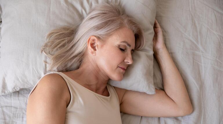 Ältere Frau schlafend im Bett