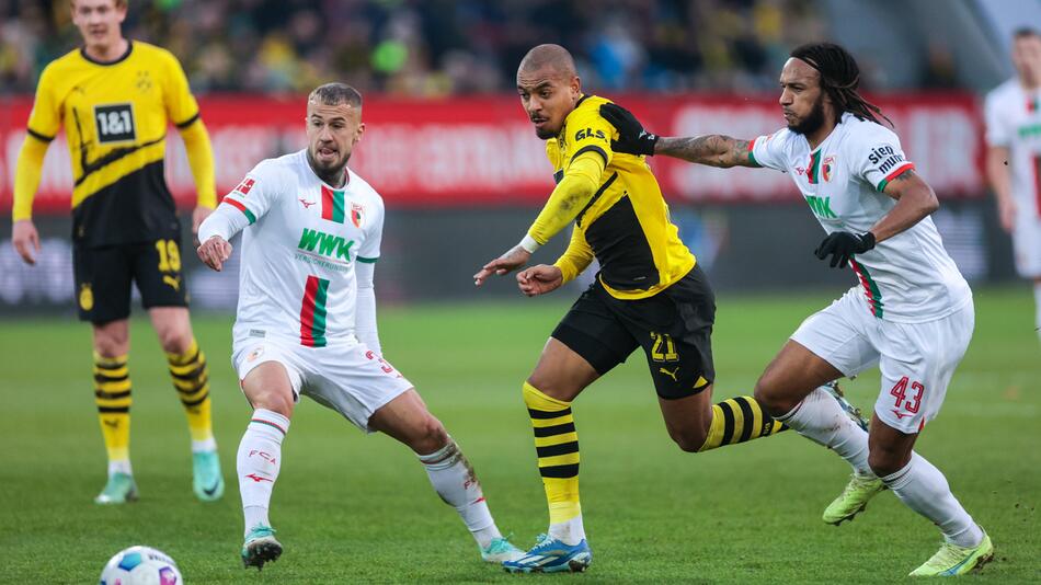 Niklas Dorsch und Kevin Mbabu kämpfen gegen Dortmunds Donyell Malen um den Ball.