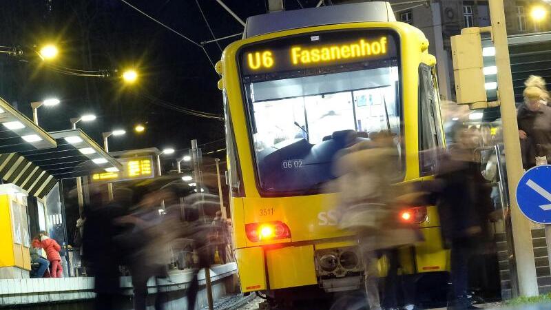 Fußgänger und Straßenbahn