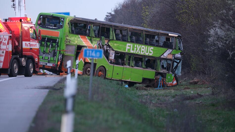 Unfall mit Reisebus auf A9 bei Leipzig