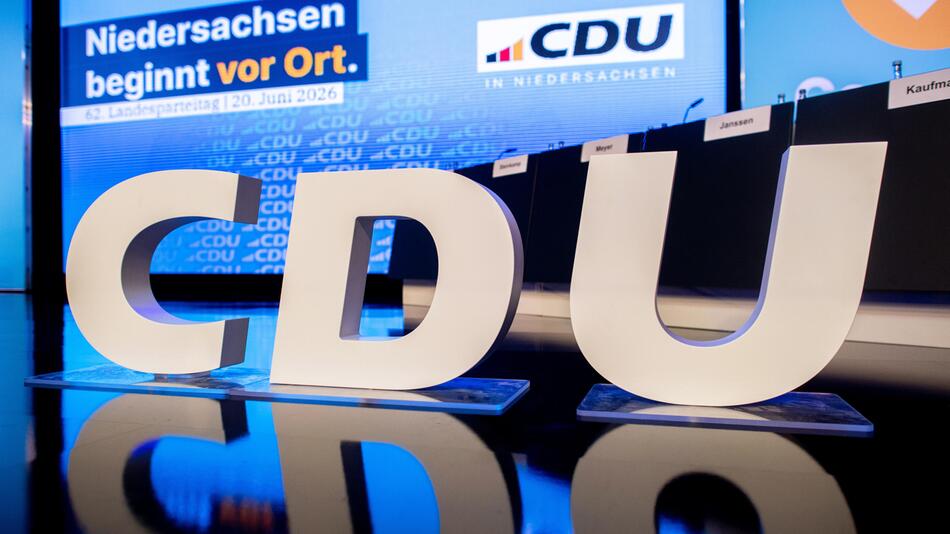 Unzweideutiges Schmuckstück: CDU-Kandidatin sorgt für Aufsehen