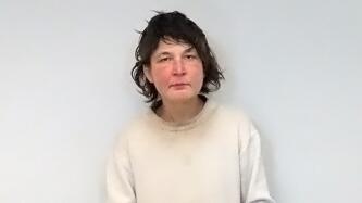 Bitte nicht zu nahe kommen! Berliner Polizei sucht diese Frau
