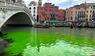 Canal Grande in Venedig leuchtet grün