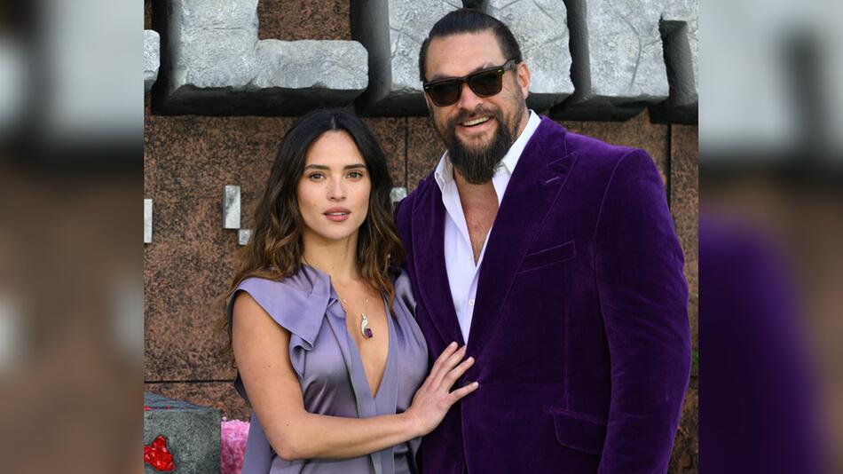 Jason Momoa mit seiner Freundin Adria Arjona gemeinsam Ton in Ton auf dem roten Teppich.
