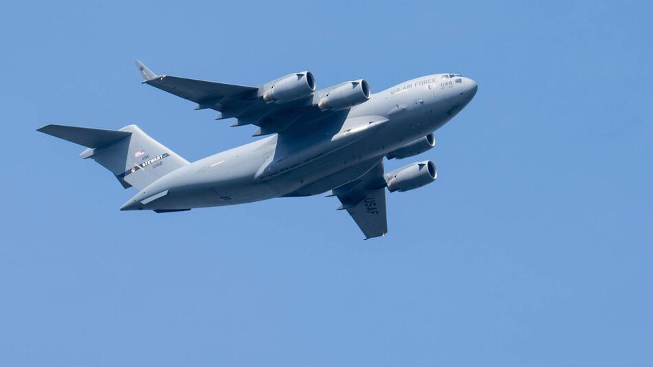 Flug nach Moskau: Rätselraten um US-Militärflugzeug