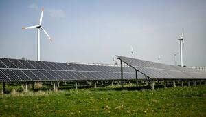 Windräder hinter Solaranlagen