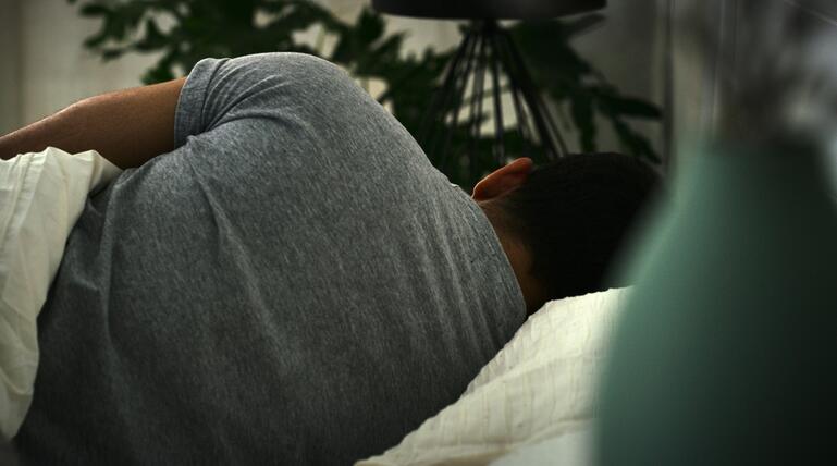 Mann Bett Rücken