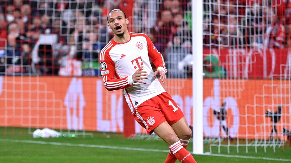 Leroy Sané im aktuellen Heimtrikot des FC Bayern.