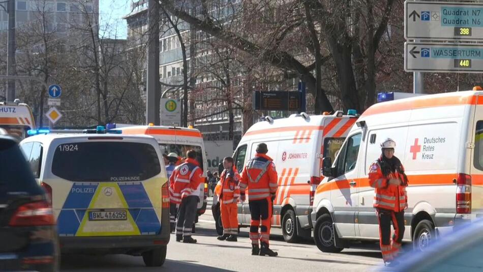 Auto fährt in Menschenmenge - mindestens ein Toter