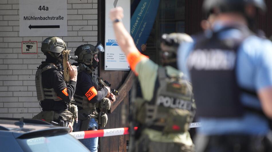 Nach Geiselnahme in Bank: Suche nach Tätern läuft