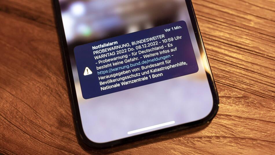 Gefahrendurchsage der bundesweiten Probewarnung am 08.12.2022 auf einem Smartphone.